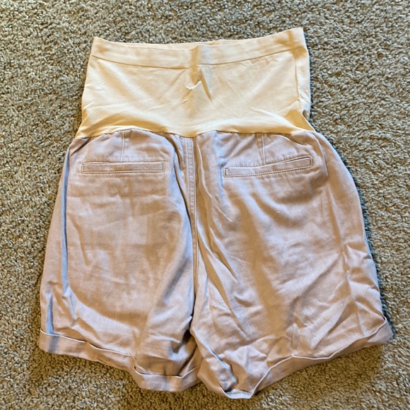 Khaki maternity shorts with pockets - Picture 2 of 8
